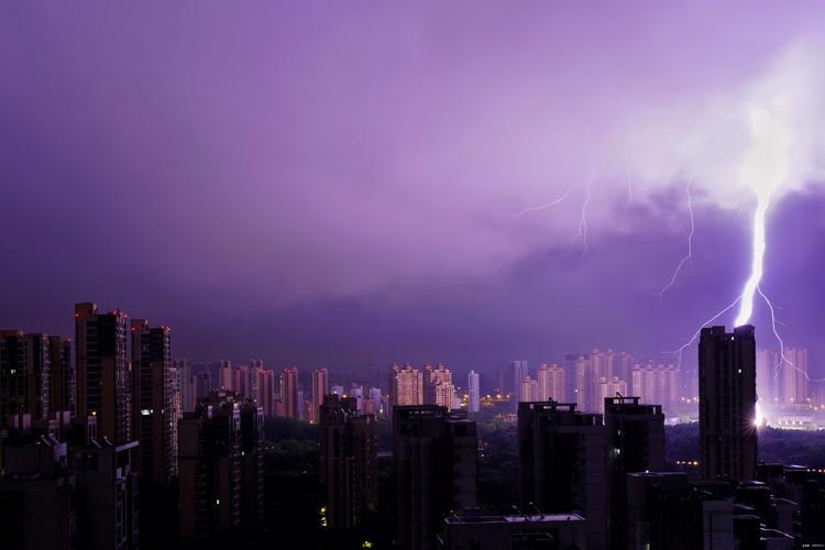 闪电每秒闪50次（闪电每秒多少公里?）