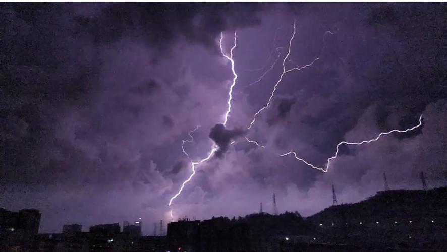 闪电每秒闪50次（闪电每秒多少公里?）